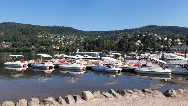 A marina with several boats docked, surrounded by a hilly landscape and a clear sky. - Apartment 4 persons (2*) in character house, garden, quiet, GERARDMER (Gérardmer)