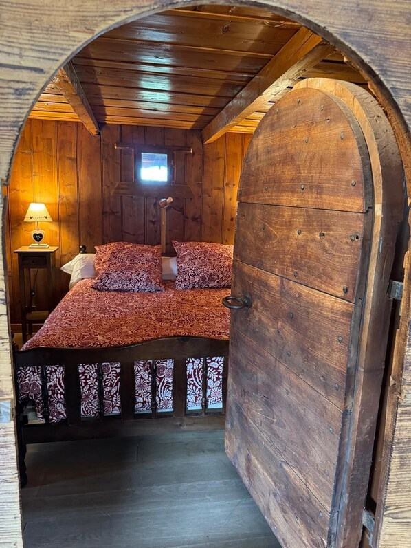 4 chambres, fer et planche à repasser, lit de bébé portatif
