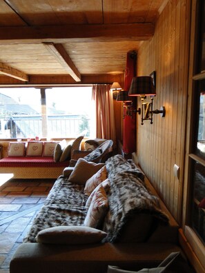 Smart TV, DVD player, books, stereo