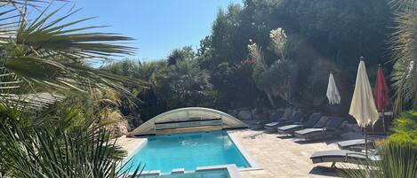 Een verwarmd zwembad