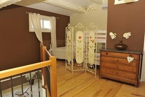 4 bedrooms, iron/ironing board, WiFi, bed sheets