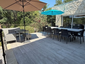 An outdoor patio with a table and chairs, a gazebo, and a stone wall. - L'OASIS DE BOISSET: 5* VILLA, 3 min from Anduze, private SWIMMING POOL / SPA, 10/14 per (Boisset-Et-Gaujac)