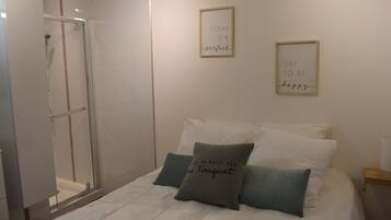 1 bedroom, travel cot, free WiFi, bed sheets