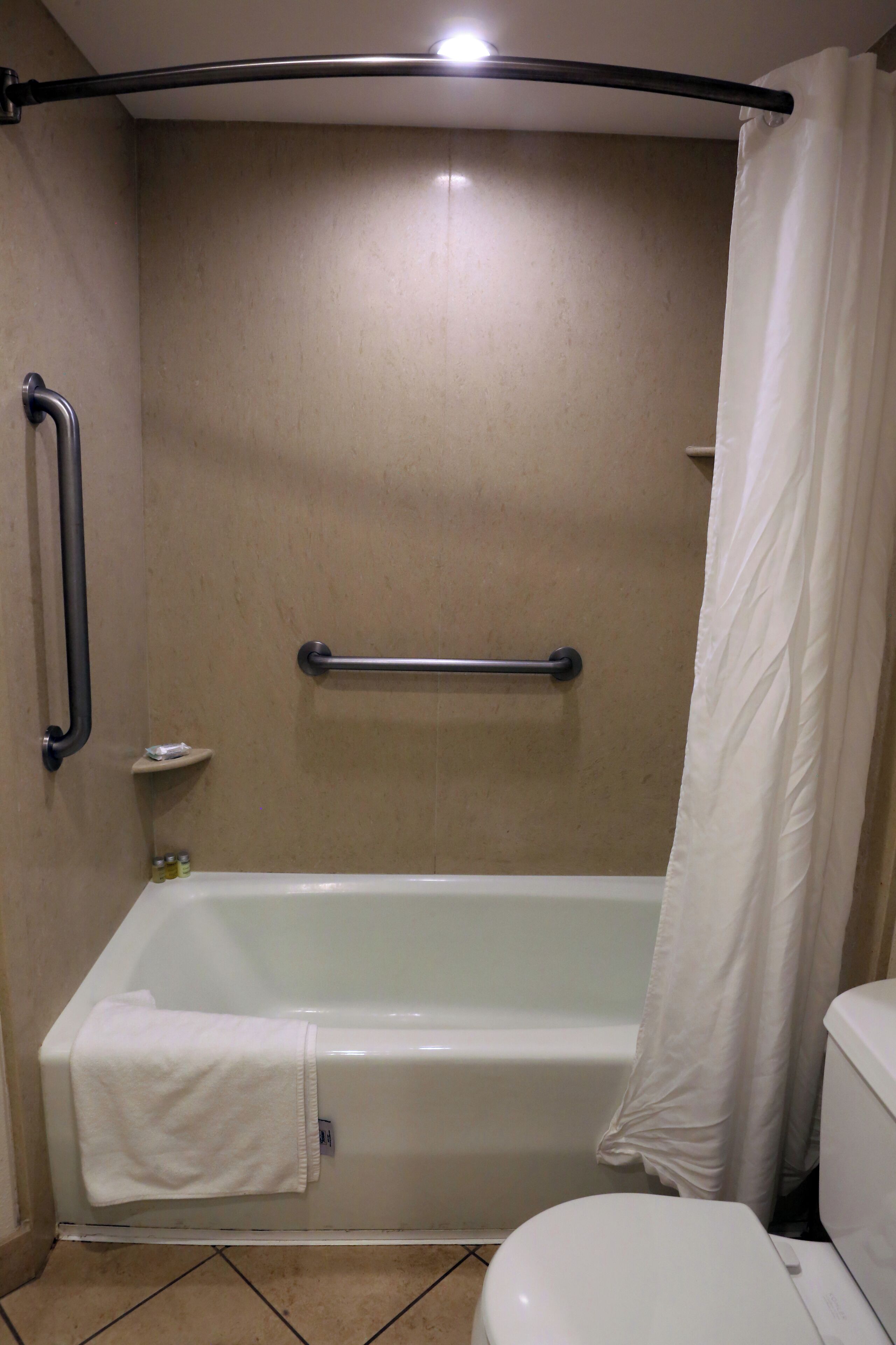 Ein Badezimmer mit einer Badewanne, einer Toilette und einer Duschvorhang.