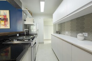 Geladeira, micro-ondas, fogão, cooktop