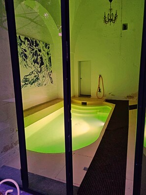 Una piscina cubierta