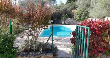 MAISON AVEC  PISCINE EN PLEINE NATURE,   CALME , FACE AUX MAURES