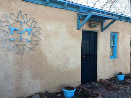 Authentic New Mexico Adobe Casita in wine country/hot air balloon mecca 