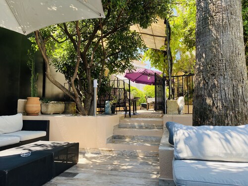 5 min walk from the Palais Festival mansion with pool and 7 bedrooms