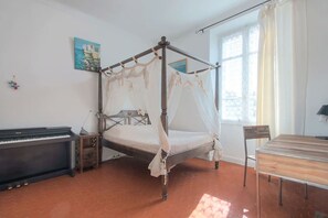 7 chambres, bureau, fer et planche Ă repasser, lit parapluie