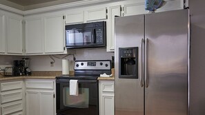 Fridge, microwave, oven, stovetop - Casa Mezquite B - Walk to the beach, WiFi (South Padre Island)