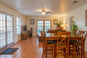 Dining - Casa Mezquite B - Walk to the beach, WiFi (South Padre Island)