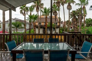 Outdoor dining - Casa Mezquite B - Walk to the beach, WiFi (South Padre Island)