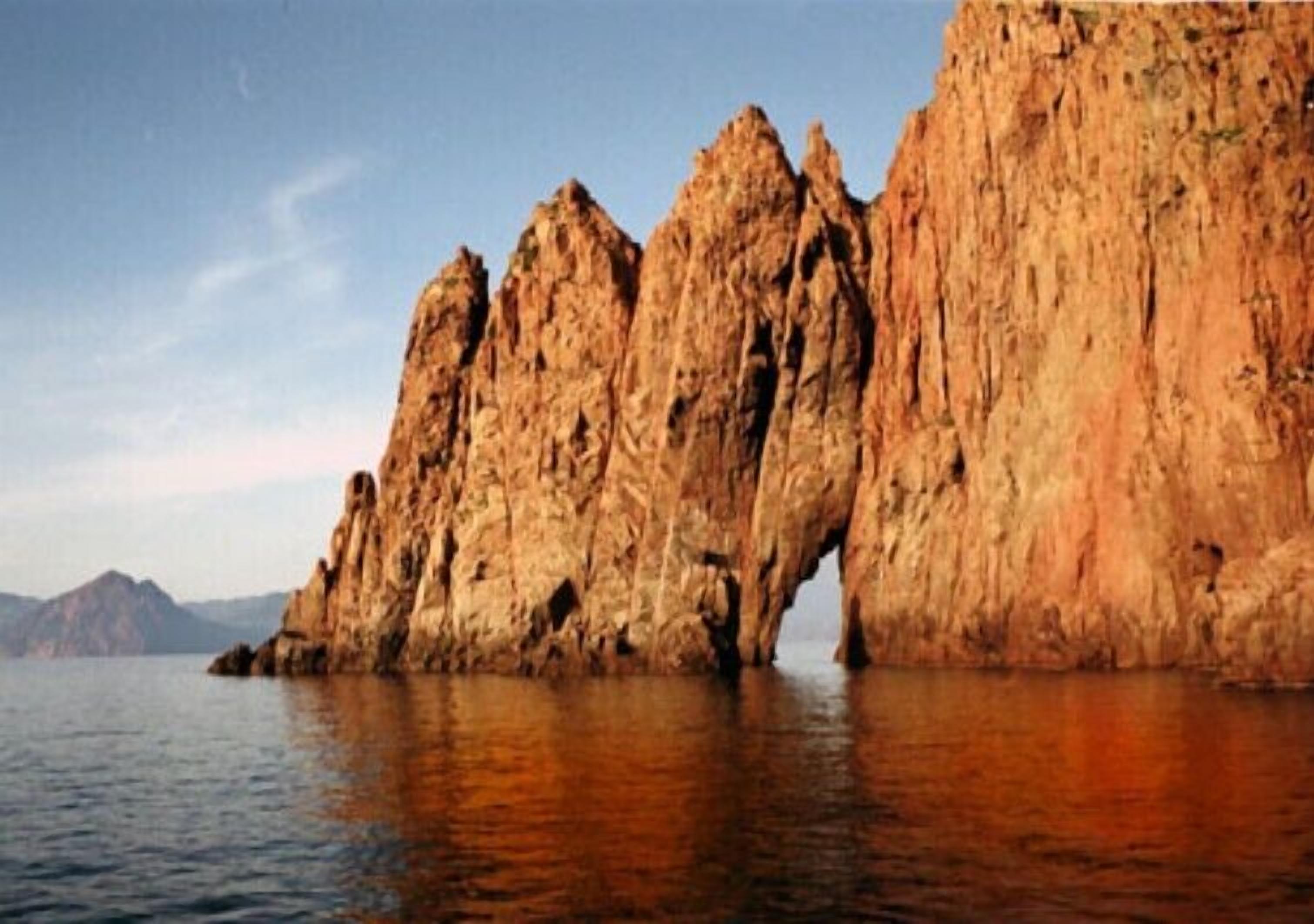 Formación rocosa costera con un arco natural.