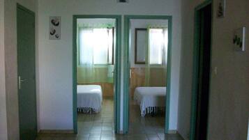 2 chambres, fer et planche Ă repasser