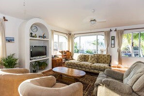 Smart TV, reproductor de DVD, libros y videoteca 