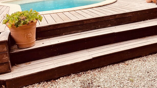 Outdoor pool, a heated pool - Charming villa, well-equipped, sleeps 4, 3 bedrooms, very quiet. (Villeneuve Les Avignon)