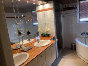 Bathtub, towels, soap, shampoo - Charming villa, well-equipped, sleeps 4, 3 bedrooms, very quiet. (Villeneuve Les Avignon)