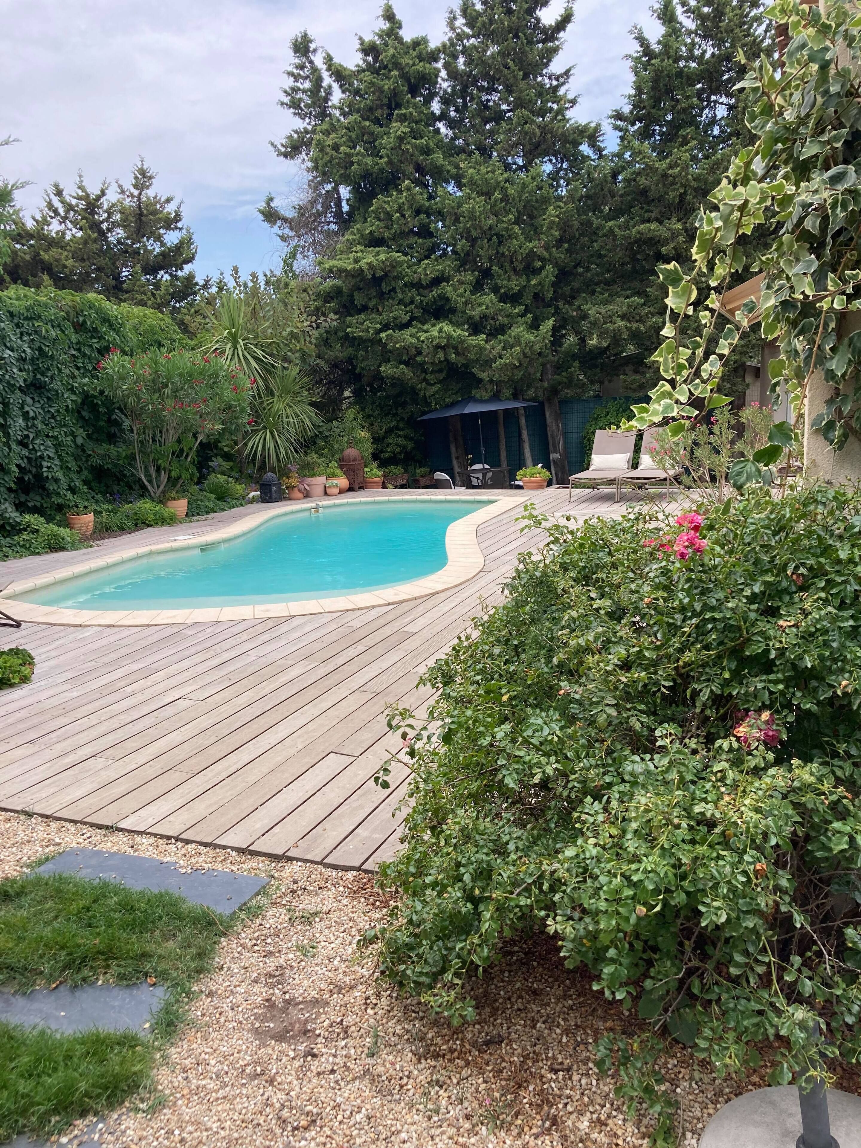 Een buitenzwembad en een verwarmd zwembad