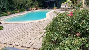 Een buitenzwembad en een verwarmd zwembad