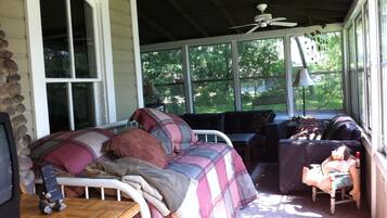 Télévision, cheminée, lecteur de DVD, table de tennis de table