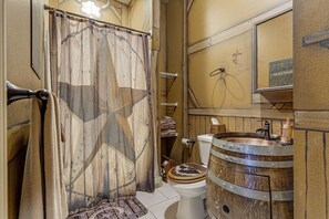 Duschwanne, Haartrockner, Bidet, Handtücher