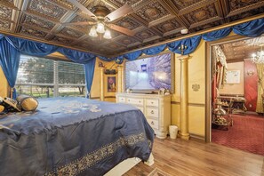 13 quartos, escrivaninha, ferros/tábuas de passar roupa, berço de viagem