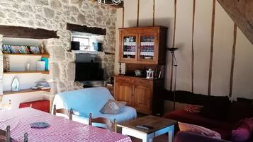 Télévision, lecteur de DVD, livres, chaßne hi-fi