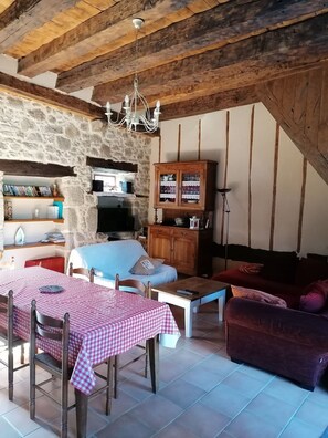 Fernseher, DVD-Player, Bücher, Stereoanlage