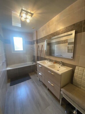Combined shower/tub, hair dryer, towels