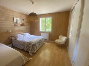 2 bedrooms, iron/ironing board, cots/infant beds, free WiFi