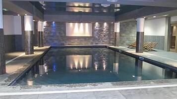 Una piscina cubierta, una piscina climatizada