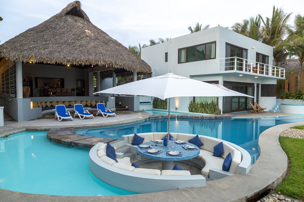 Private Luxurious Resort Right on the Ocean - Casa De Los Sueños