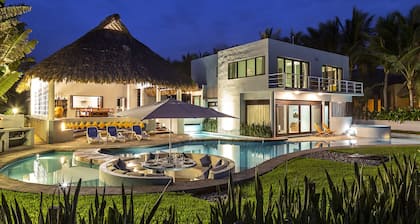 Private Luxurious Resort Right on the Ocean - Casa De Los Sueños