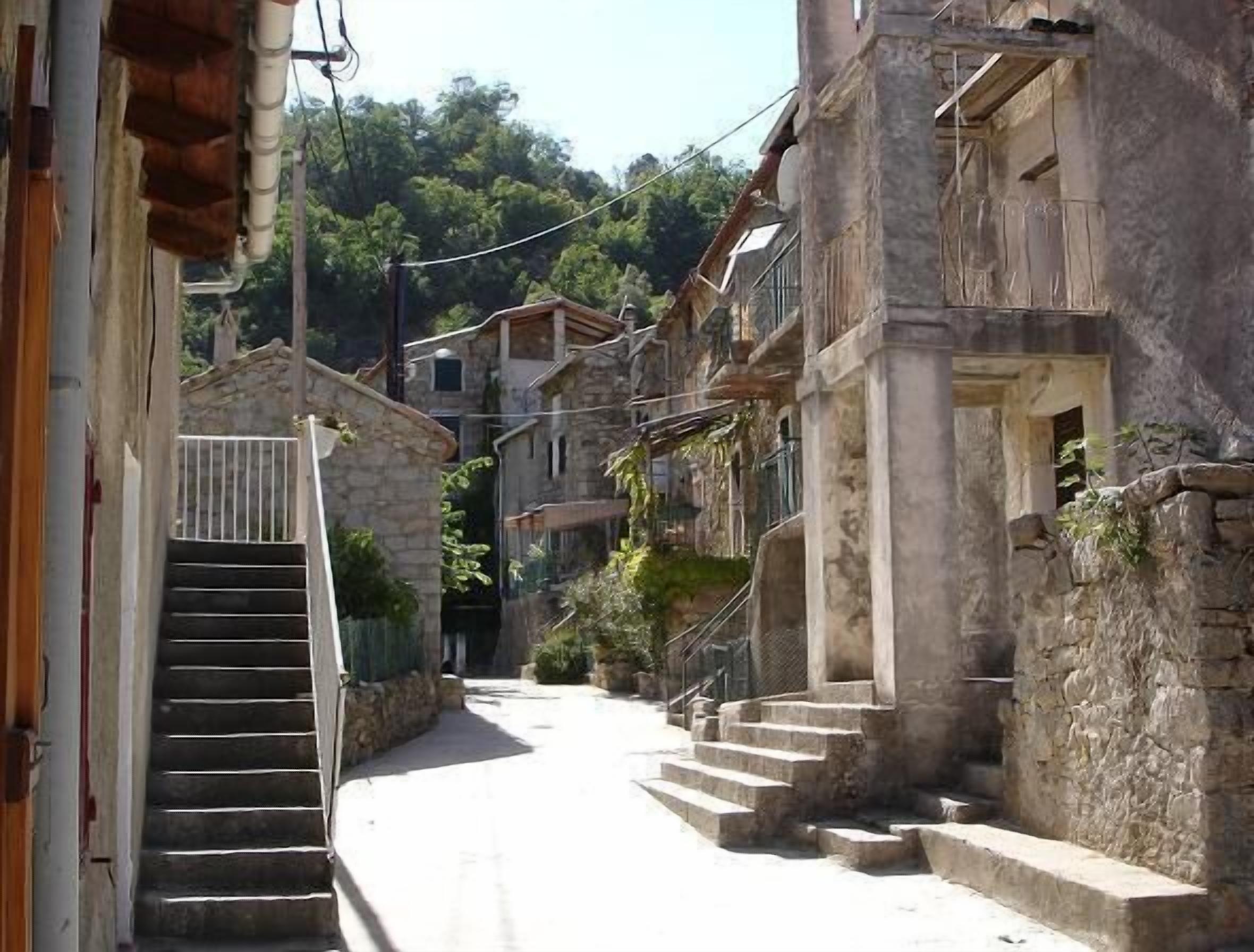 Vue du village de chidazzu d'en bas