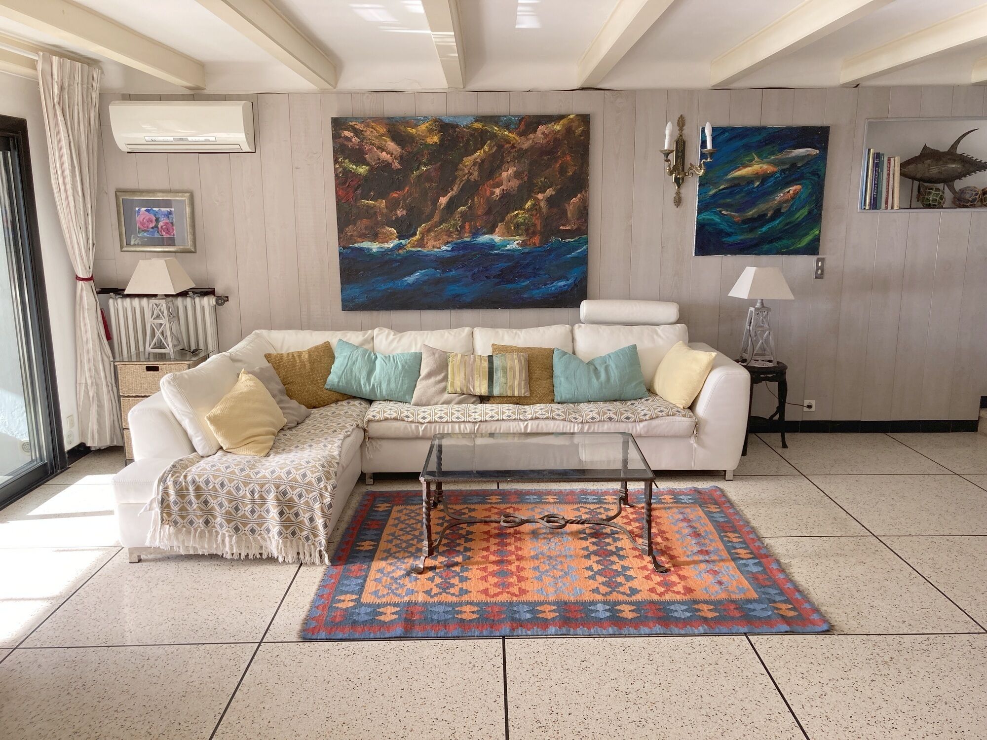 LCD-tv, eldstad, dvd-spelare och böcker