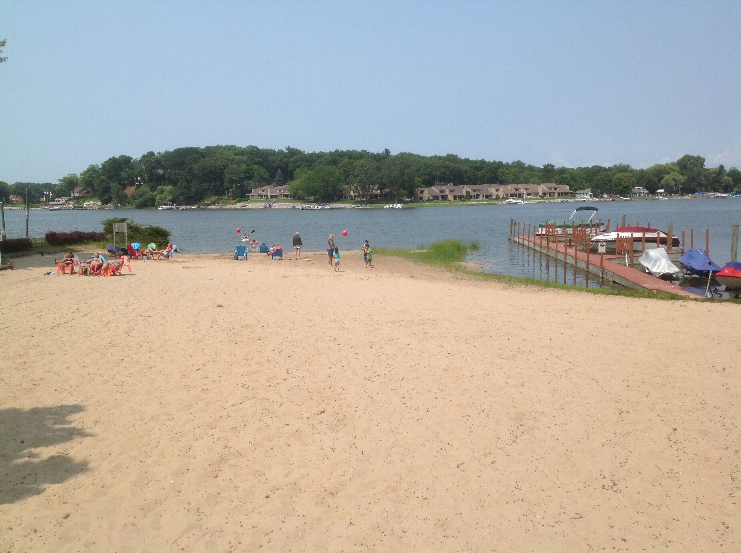 COTTAGE WITH  ACCESS TO PRIVATE BEACH ON SPRING LAKE.