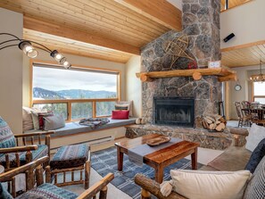 TV, caminetto, console per videogiochi, lettore DVD