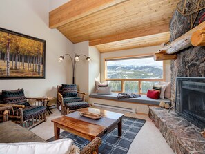 TV, caminetto, console per videogiochi, lettore DVD