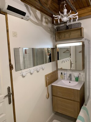 Bathtub, hair dryer, towels