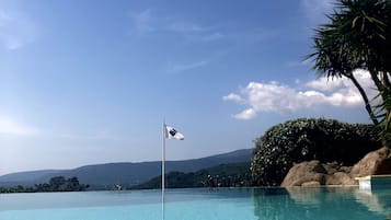 Alberca al aire libre y alberca infinita