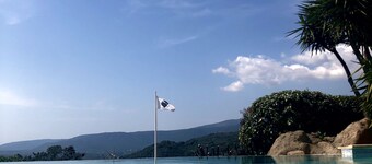 Villa de charme avec piscine à débordement & vue panoramique -mer & maquis corse