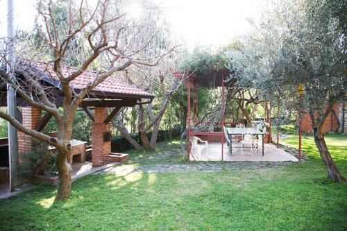 OLIVE TREE CHARMING VILLA: •WiFi •AC •huge garden •sea 'n hills view •porch •bbq