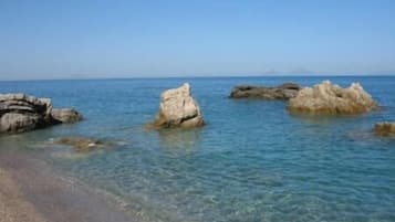 Una spiaggia nelle vicinanze, lettini da mare