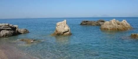 Una spiaggia nelle vicinanze, lettini da mare