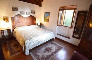 3 bedrooms, desk, iron/ironing board, free WiFi - OLIVE TREE CHARMING VILLA: •WiFi •AC •huge garden •sea 'n hills view •porch •bbq (Rocca di Capri Leone)