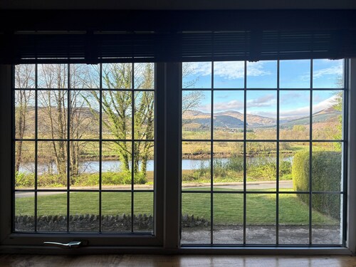 Tilava 3 makuuhuoneen majatalo sijaitsee Kilmunissa joen rannalla Echaig Holy Loch Nr Dunoon  
