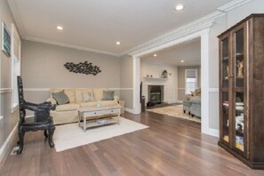 Smart-TV, Bücher, Stereoanlage