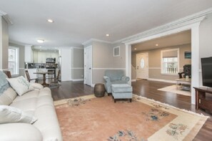 TV connectée, livres, chaîne hi-fi