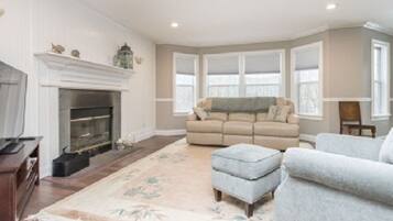 Smart TV, books, stereo